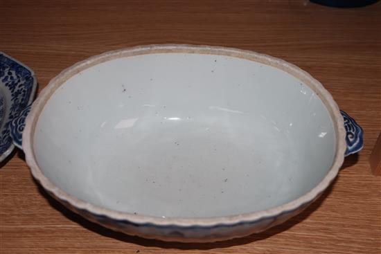 A Chinese blue and white tureen and cover and a similar dish, Qianlong tureen height 19cm